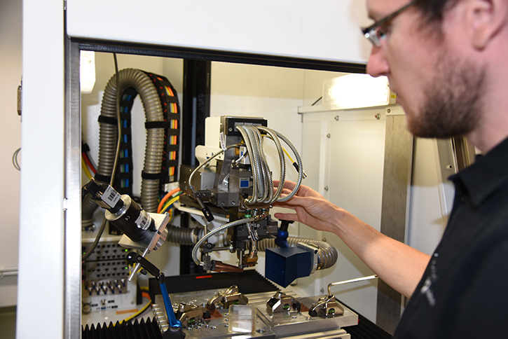 Erste Experimente mit der hochmodernen Laserquelle durch Doktorand Markus Hofele am LaserApplikationsZentrum - für Elektromotoren und 3D-Druck
