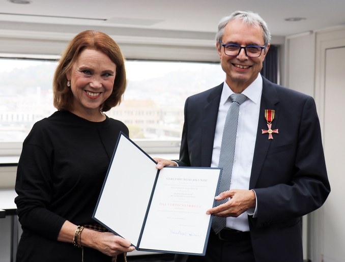 Prof. Dr. Gerhard Schneider erhält Bundesverdienstkreuz